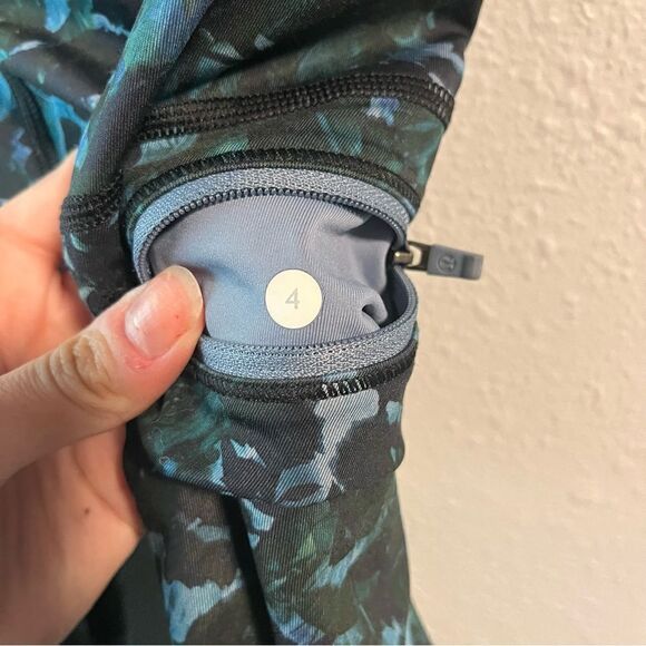 Lululemon Run: Top Speed Crop *Full-On Luxtreme
Floral Backdrop Blue Denim Multi - Picture 6 of 12